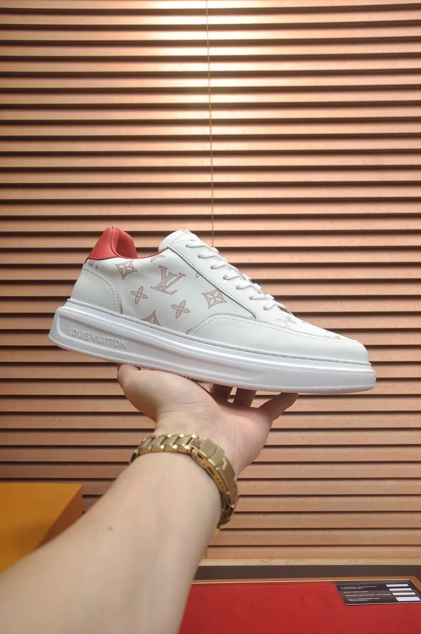 Men's men's shoes 💰640💶Original development, quality shipping, welcome to compare - LV sneaker series sports shoes introduce the loose silhouette of the ready-to-wear series into the spring and summer men's wear shows and make an eye-catching appearance. The cow leather upper is combined with rough fabric laces, and colorful beading highlights the brand's classic elements. LV letters mark the tongue and Monogram floral outsole. Mixed materials Made of top-grain cowhide, thick shoelace design, large Monogram print on the side, mesh lining and cotton feet, the comfort is as extreme as ever, premium heritage, quality first, worth owning! Size: Men’s 38-45 (45 is custom-made and cannot be returned or exchanged)